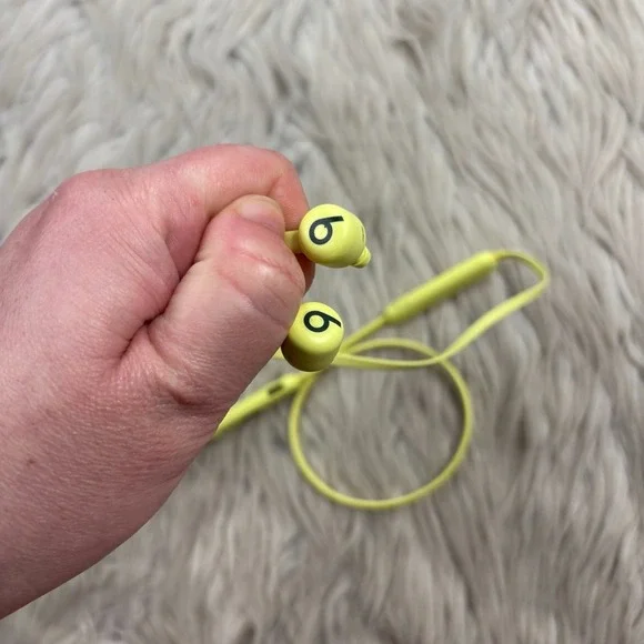 Beats Flex Wireless Earphones in Yuzu Yellow Running Gym - Picture 3 of 4